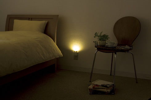 コンセント充電式常備灯 ピオマ ここだよライトS UGL3-W