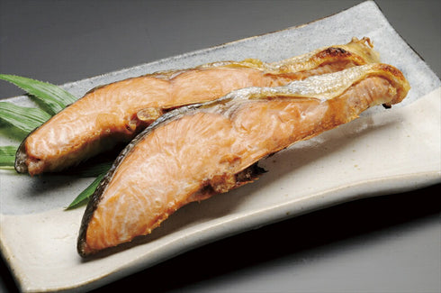 【送料無料】 新巻鮭姿切れ目入り 1.6kg 430201【お正月 お歳暮 御歳暮 大晦日 お年賀 御年始 ギフト 贈り物 贈答 内祝い 年始挨拶 帰省 水産品 海産物 サケ あらまき 魚】